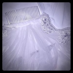 Elbow length veil